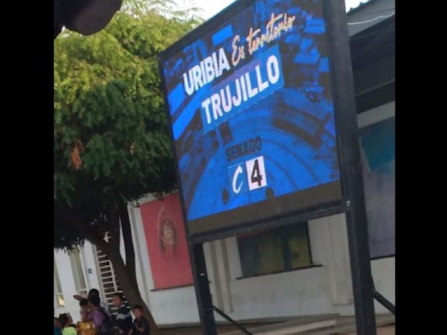 En una pantalla led que pertenece a la Alcaldía de Uribia, se proyecta un video en donde se ve claramente que el senador promueve su campaña política.