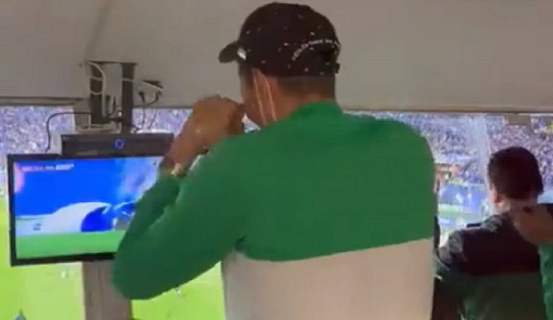 Giovanni Moreno hace gestos a los hinchas de Millonarios al terminar el juego en El Campín.