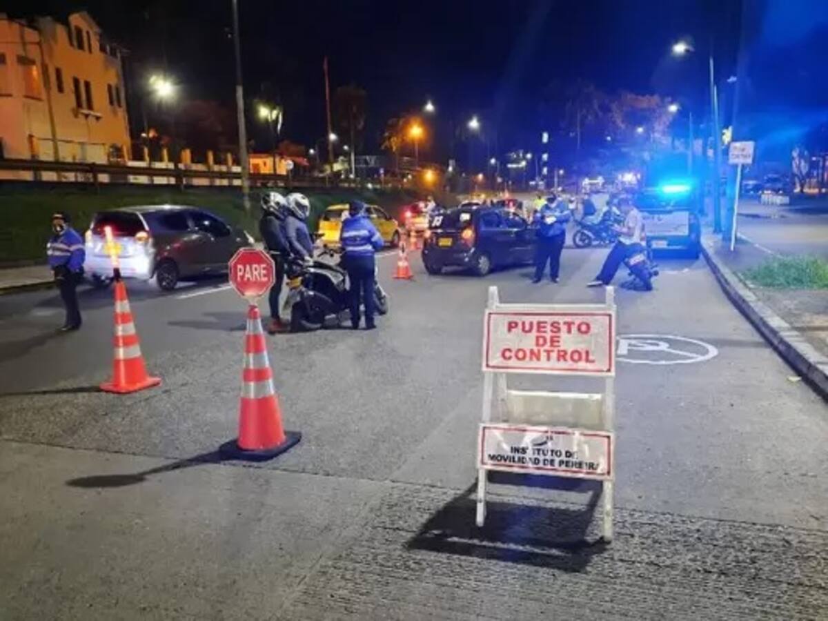 Anuncian sanción a conductores que dejen vehículos parqueados en vías públicas de Pereira