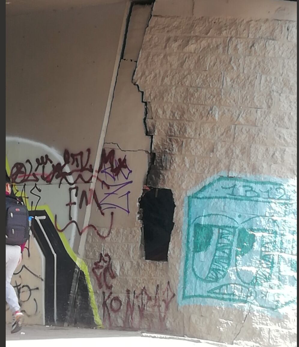 Habitantes de calle abren hueco en puente vehicular