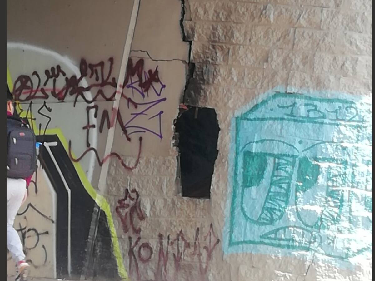 Habitantes de calle abrieron hueco en un puente vehicular para hacer cambuches