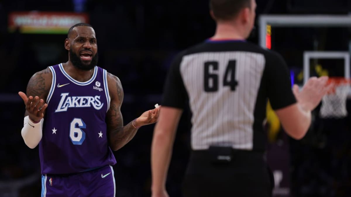 Los Lakers despiden el Staples Center con una dura derrota ante Spurs