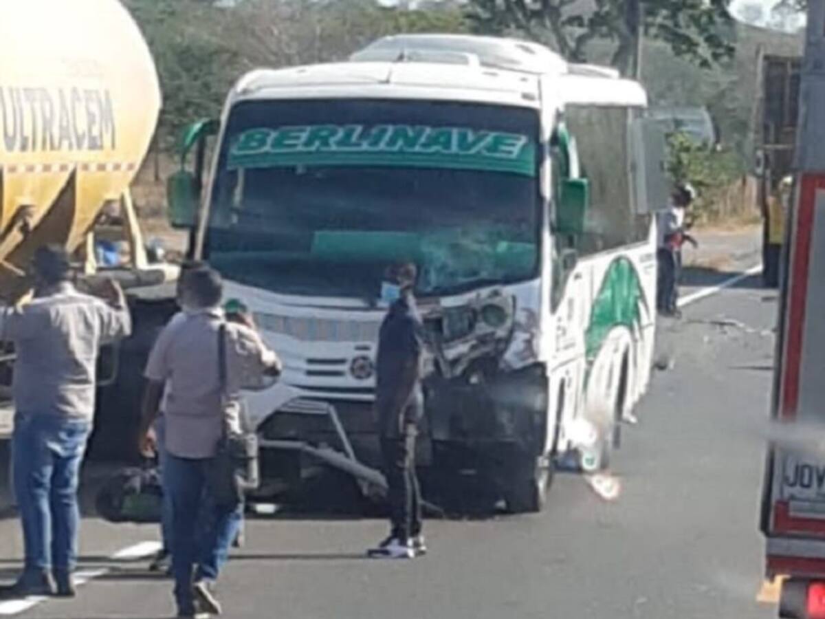 Choque entre moto y un bus dejó dos muertos en vía La Cordialidad