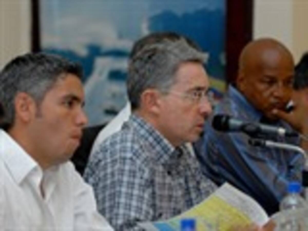 El presidente Uribe acusa a las Farc de hacer un show electoral con atentados y liberaciones