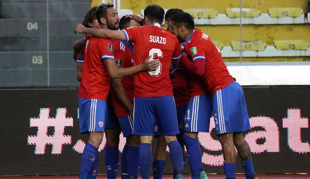 Los jugadores de Chile festejan el tercer gol de 'La Roja'.