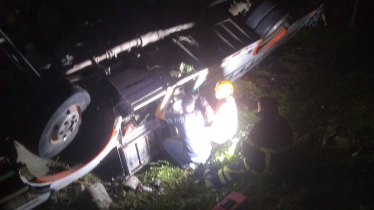 Bus se volcó en vías del Tolima