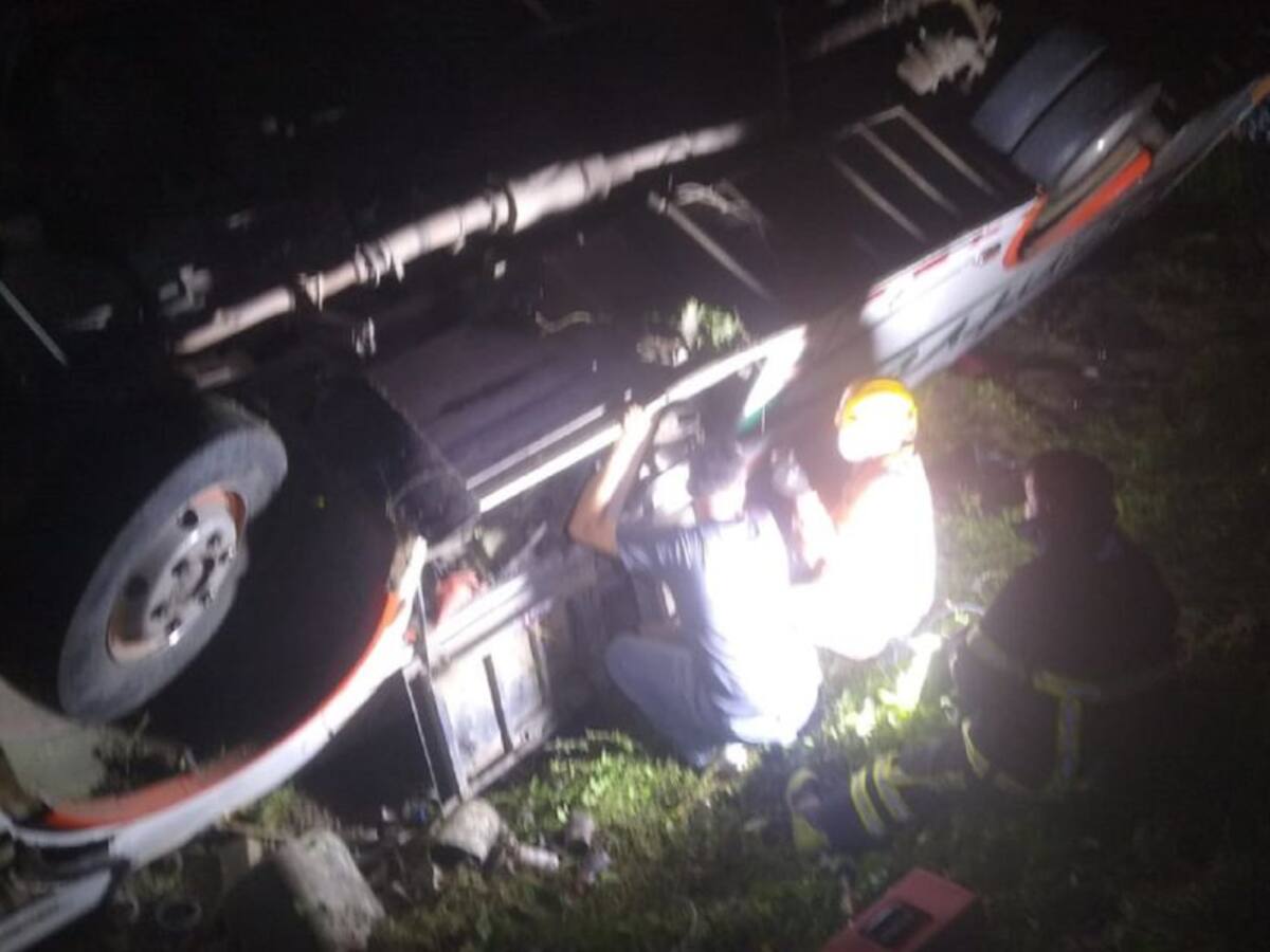 Bus se volcó en vías del Tolima