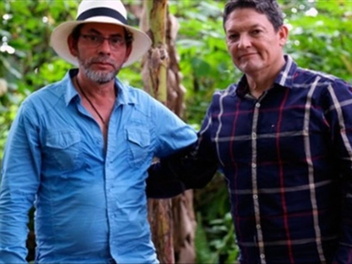 Fotografía del general Alzate con Pastor Alape provoca polémica