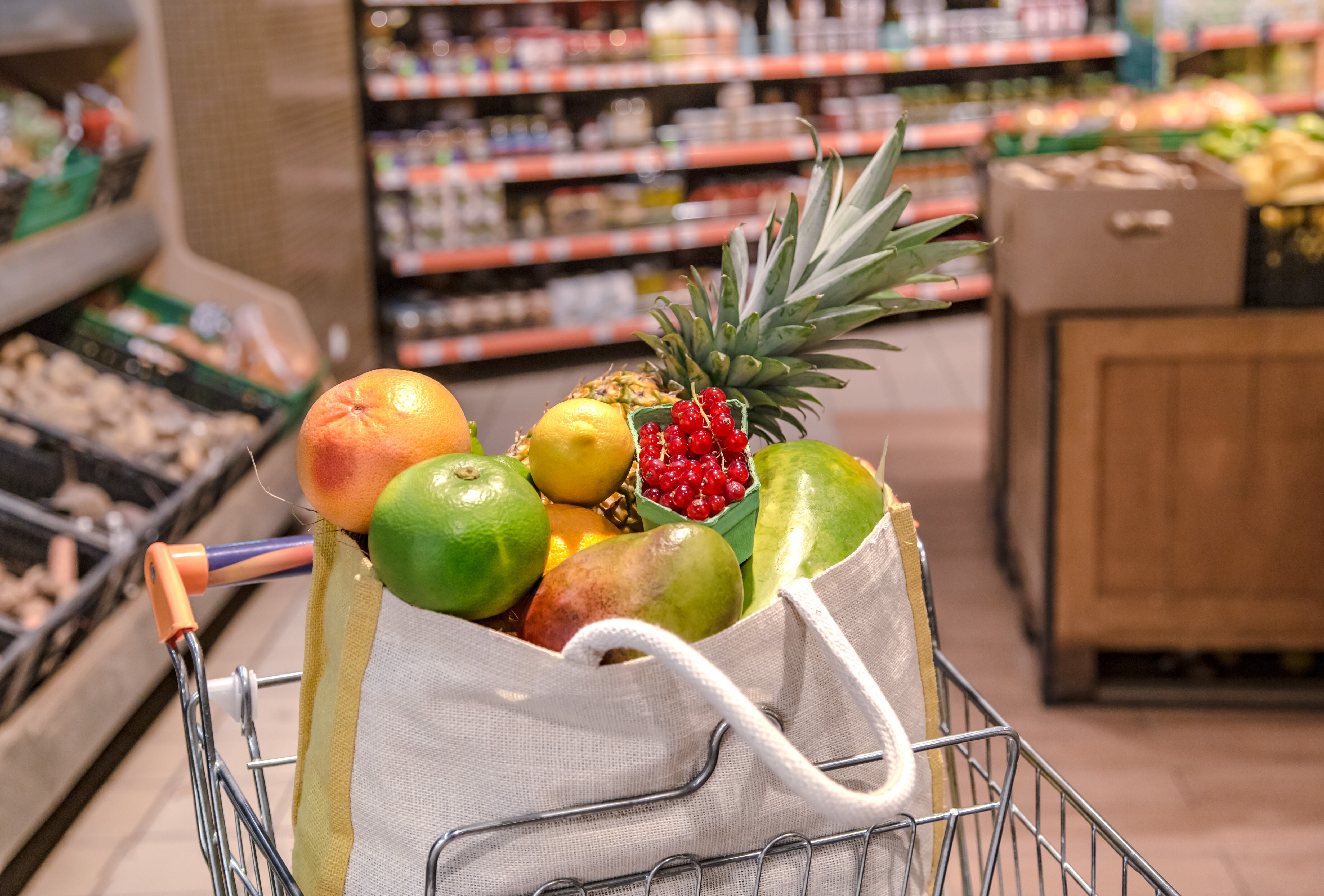 Canasta de frutas en un supermercado (Foto vía Getty Images)