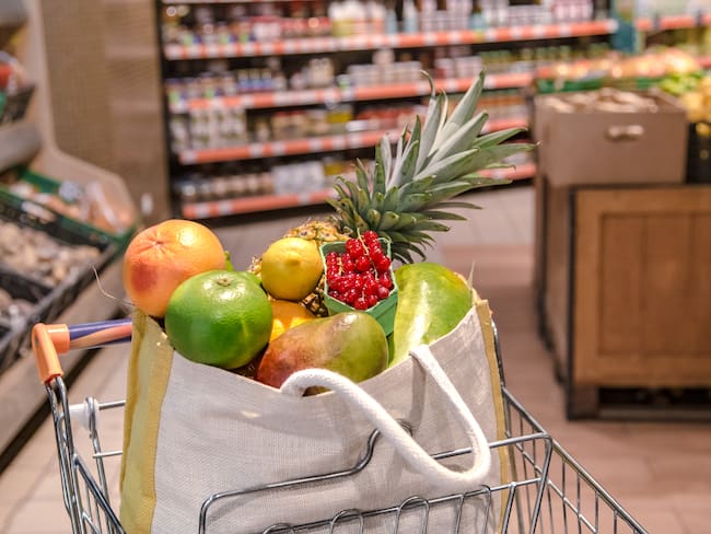 Canasta de frutas en un supermercado (Foto vía Getty Images)