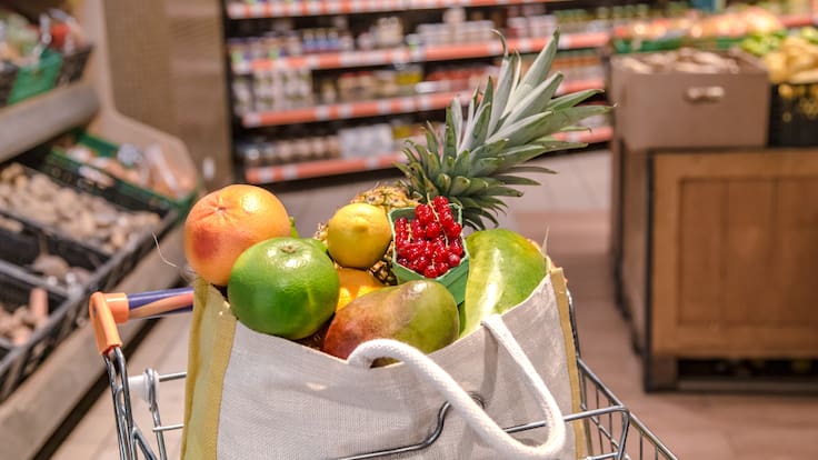 Canasta de frutas en un supermercado (Foto vía Getty Images)