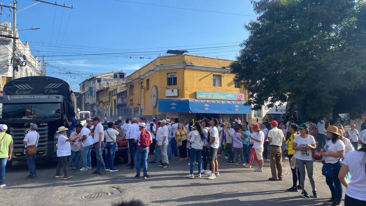 Se mantiene protesta en El Socorro tras reunión con la administración municipal
