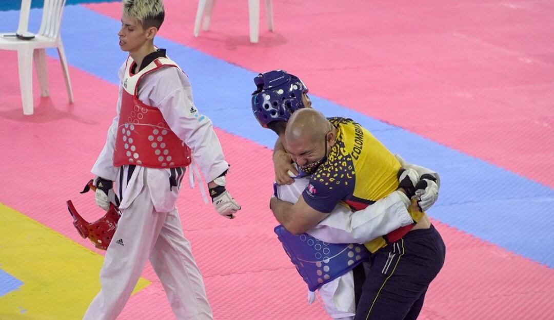Jhon Deivi Garrido celebra su medalla de oro alcanzada en el taekwondo.