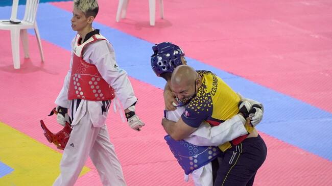 Jhon Deivi Garrido celebra su medalla de oro alcanzada en el taekwondo.