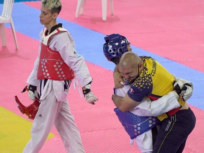 Jhon Deivi Garrido celebra su medalla de oro alcanzada en el taekwondo.