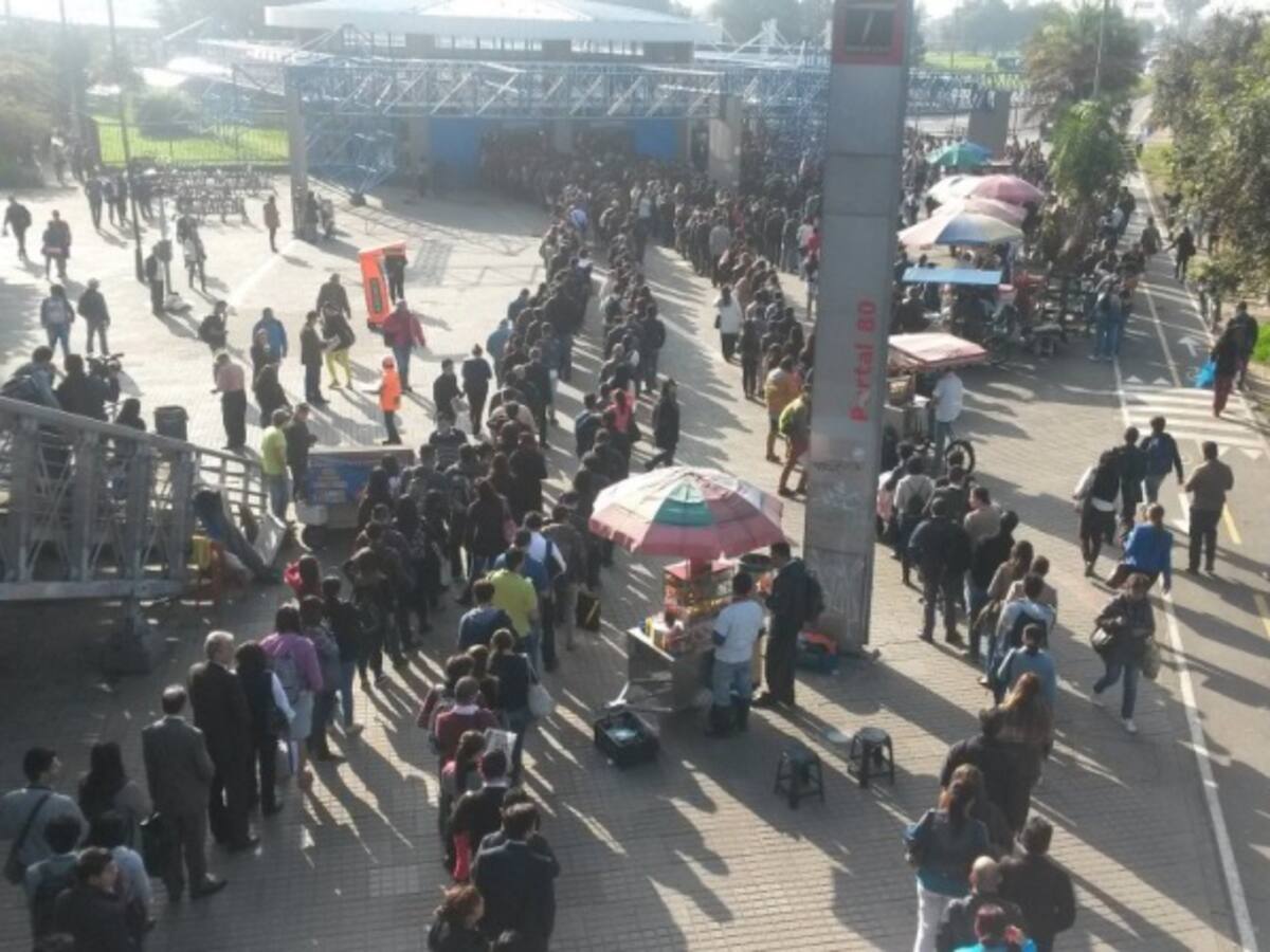 Reportan retrasos de buses y enorme congestión en portal de la Calle 80