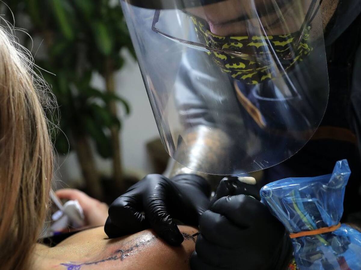 Tatuadores colombianos abren estudios en casa con medidas de bioseguridad