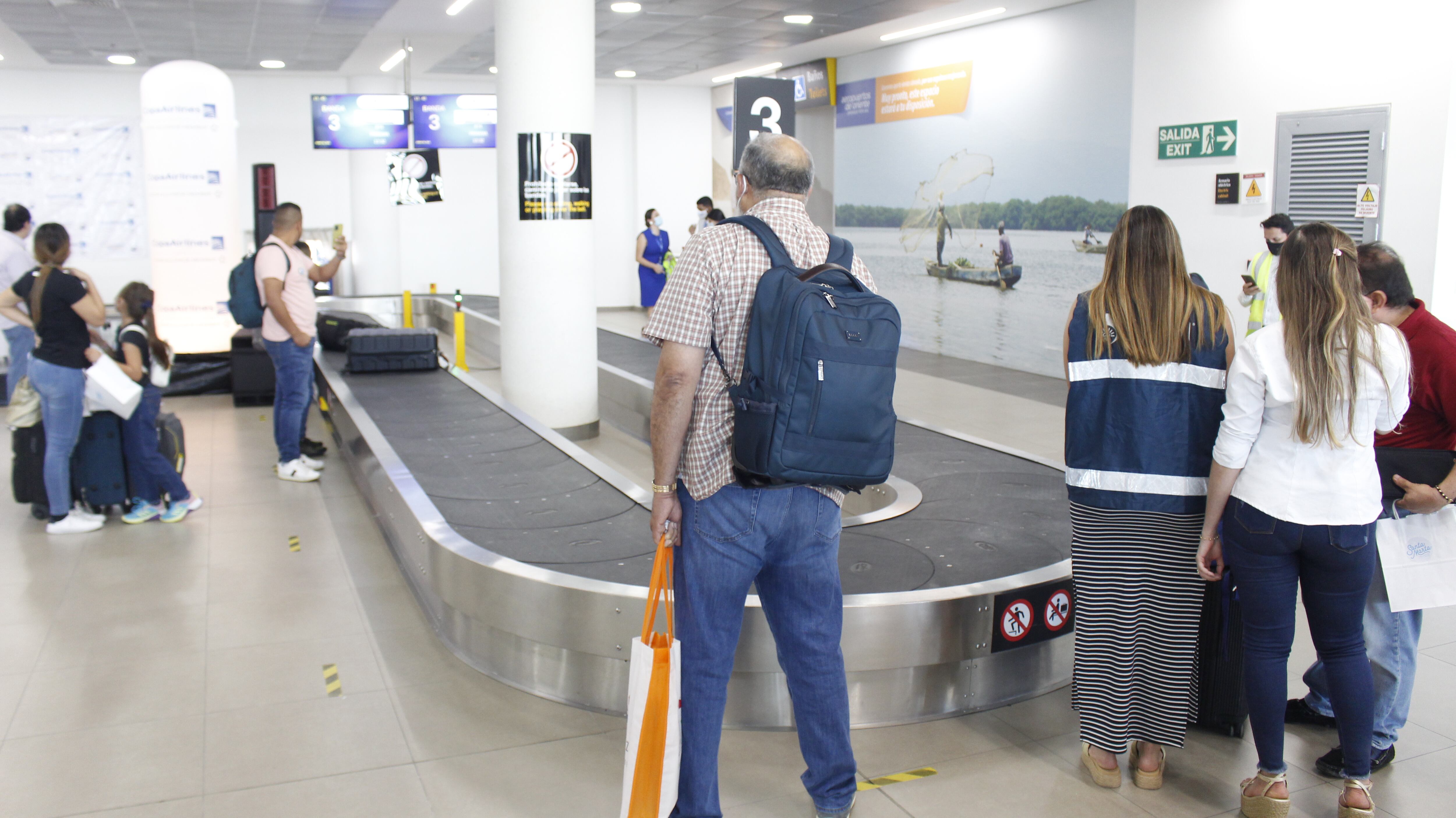 Pasajeros llegando al aeropuerto internacional Simón Bolívar de Santa Marta . Concesión Aeropuertos de Oriente S.A.S