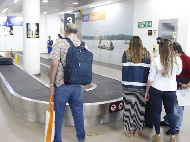 Pasajeros llegando al aeropuerto internacional Simón Bolívar de Santa Marta . Concesión Aeropuertos de Oriente S.A.S