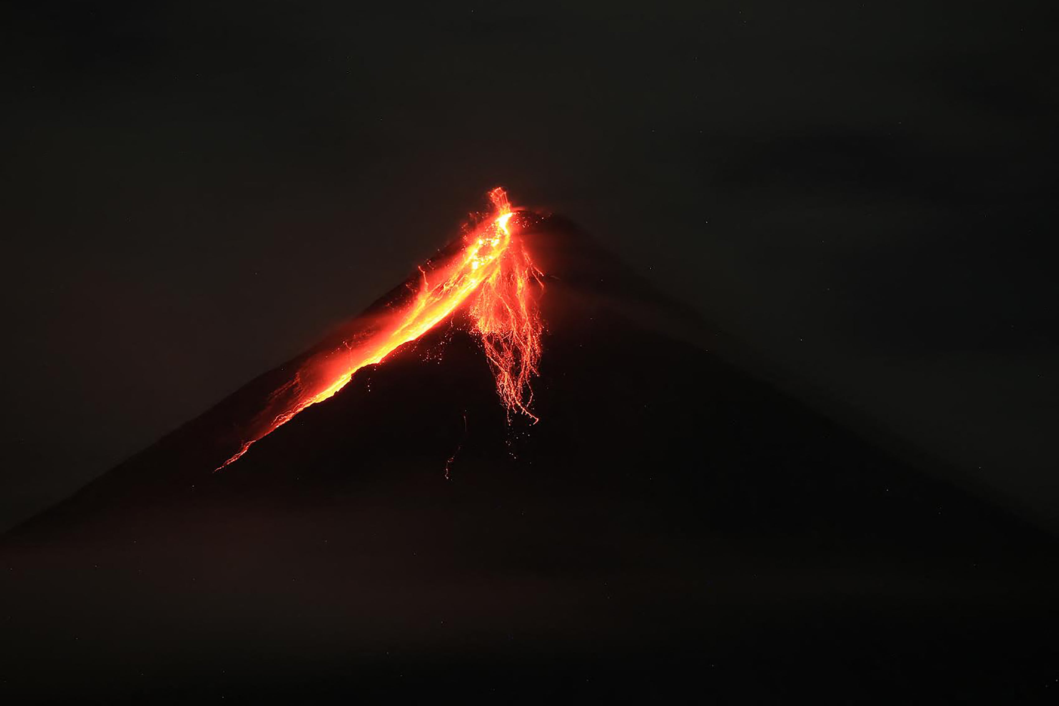 Erupción del volcán Mayón, ubicado en el noreste de Filipinas.
(Foto:    CHARISM SAYAT/AFP via Getty Images)