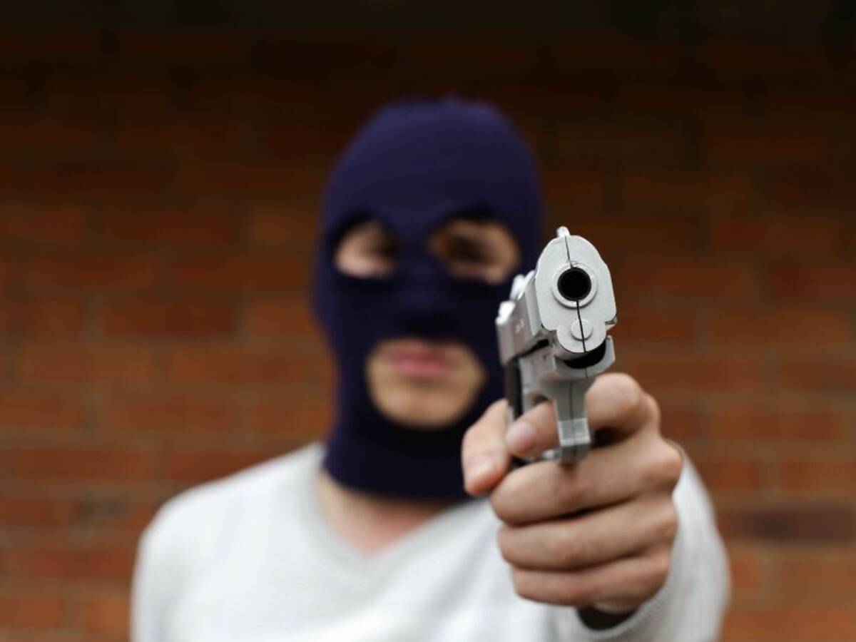 Investigan el hallazgo de una “guarida de ladrones” en la Autopista Norte