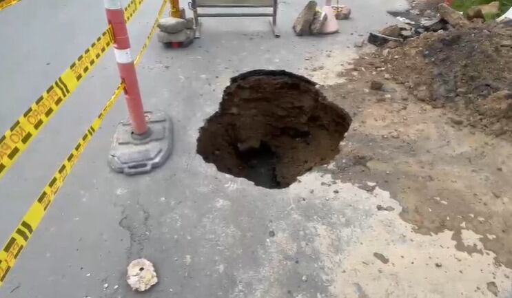 La vía en el barrio Santa Ana de Tunja, cerca a la Plaza de Mercado del Norte, se hundió y prende las alertas del estado de las tuberías subterráneas / Foto: Suministrada.