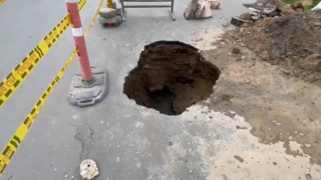 La vía en el barrio Santa Ana de Tunja, cerca a la Plaza de Mercado del Norte, se hundió y prende las alertas del estado de las tuberías subterráneas / Foto: Suministrada.
