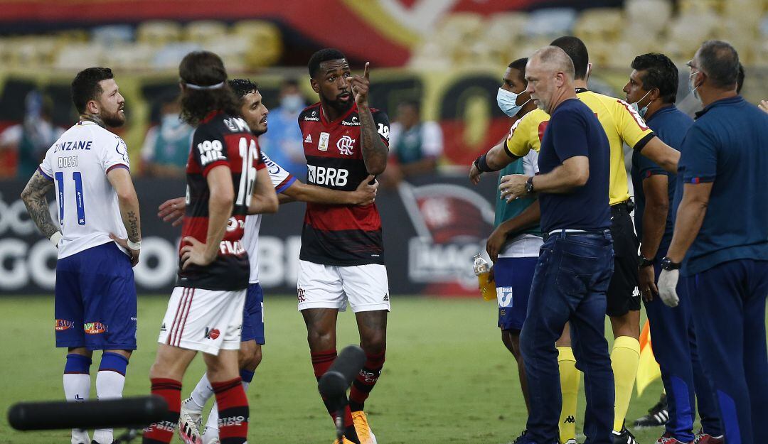 Gerson alega con Mario Meneses, exDT de Bahia, tras el incidente con Juan Pablo Ramírez.