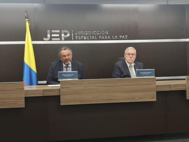Presidente de la JEP, Roberto Vidal y el Ministro de Justicia, Néstor Osuna.