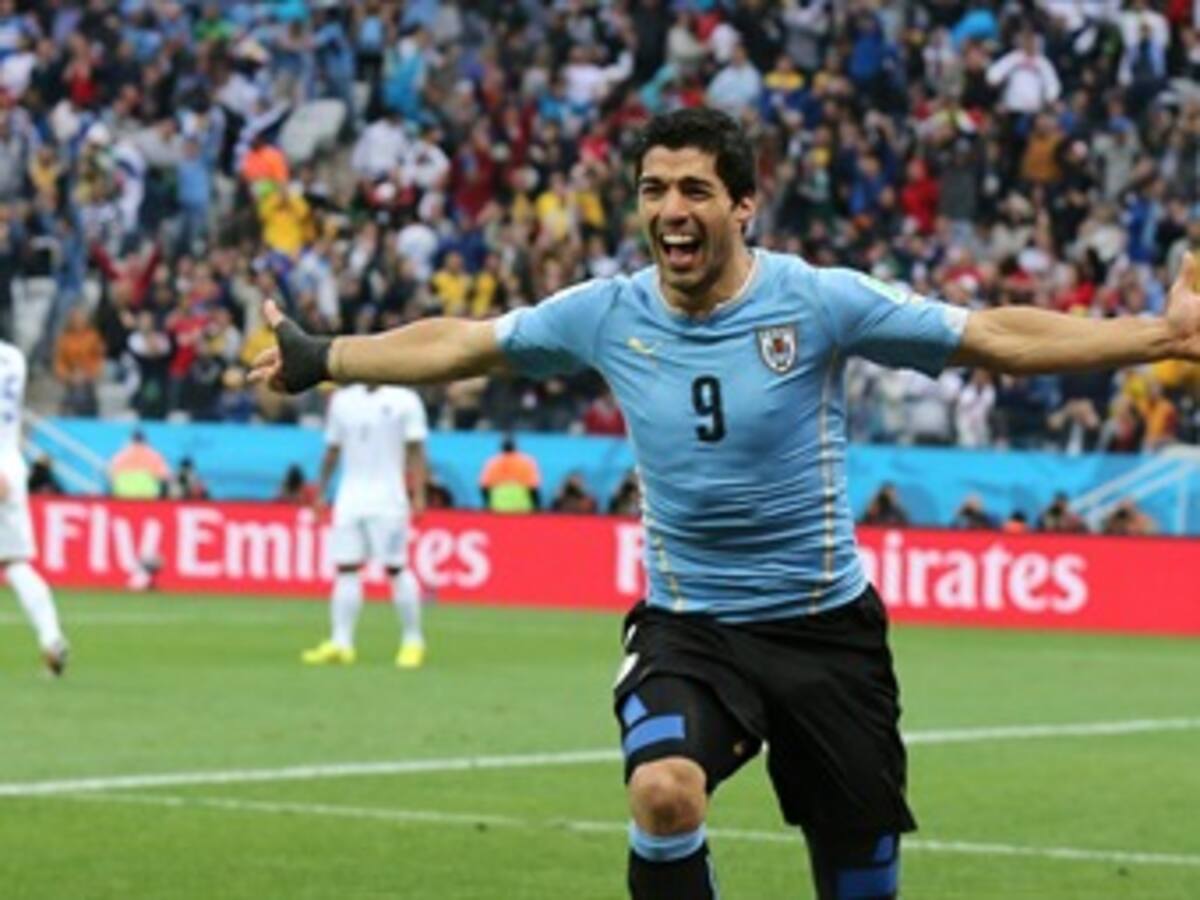 Luis Suárez se recuperó y marcó el primero para Uruguay ante Inglaterra
