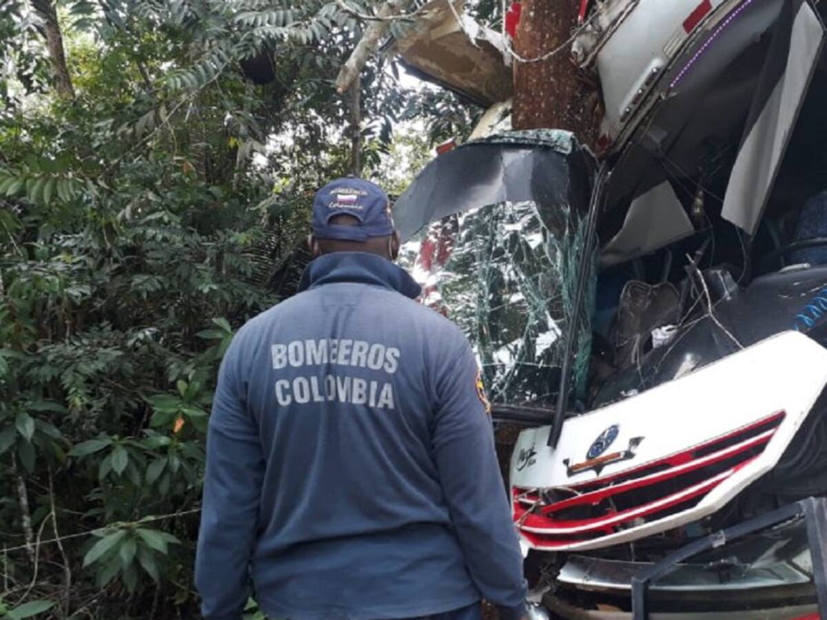5 heridos dejó el choque de un bus y un campero en la vía Nechí- Caucasia