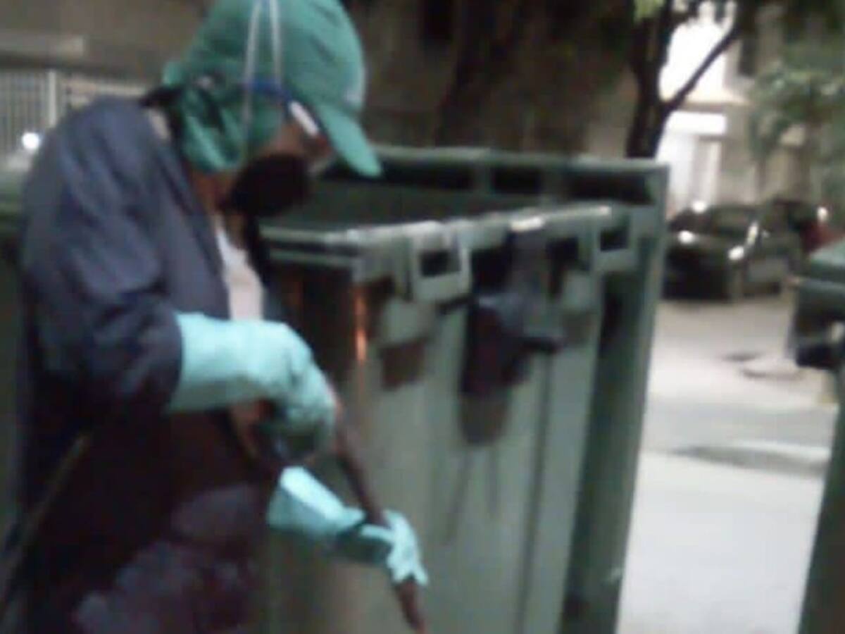 Personal operativo de interaseo realizó lavado y desinfección de canecas