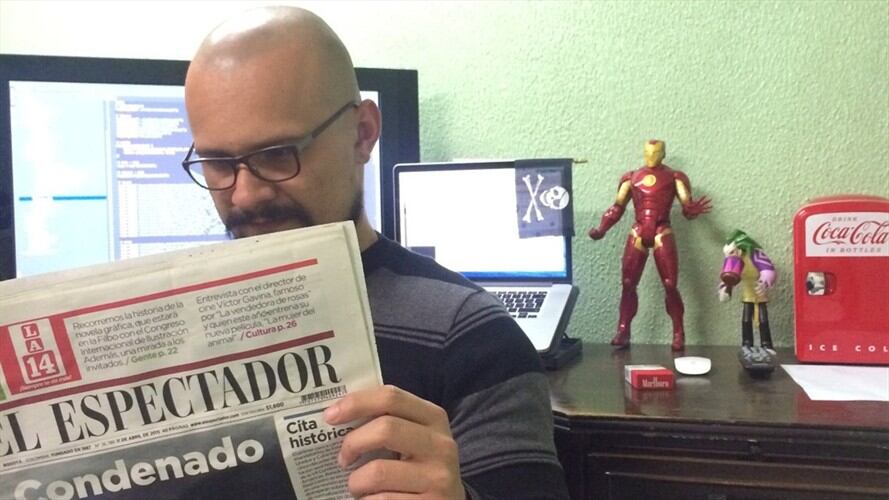 Sepúlveda se ve no con uno, sino con dos computadores, en una celda de Paloquemado. Foto: Cortesía.