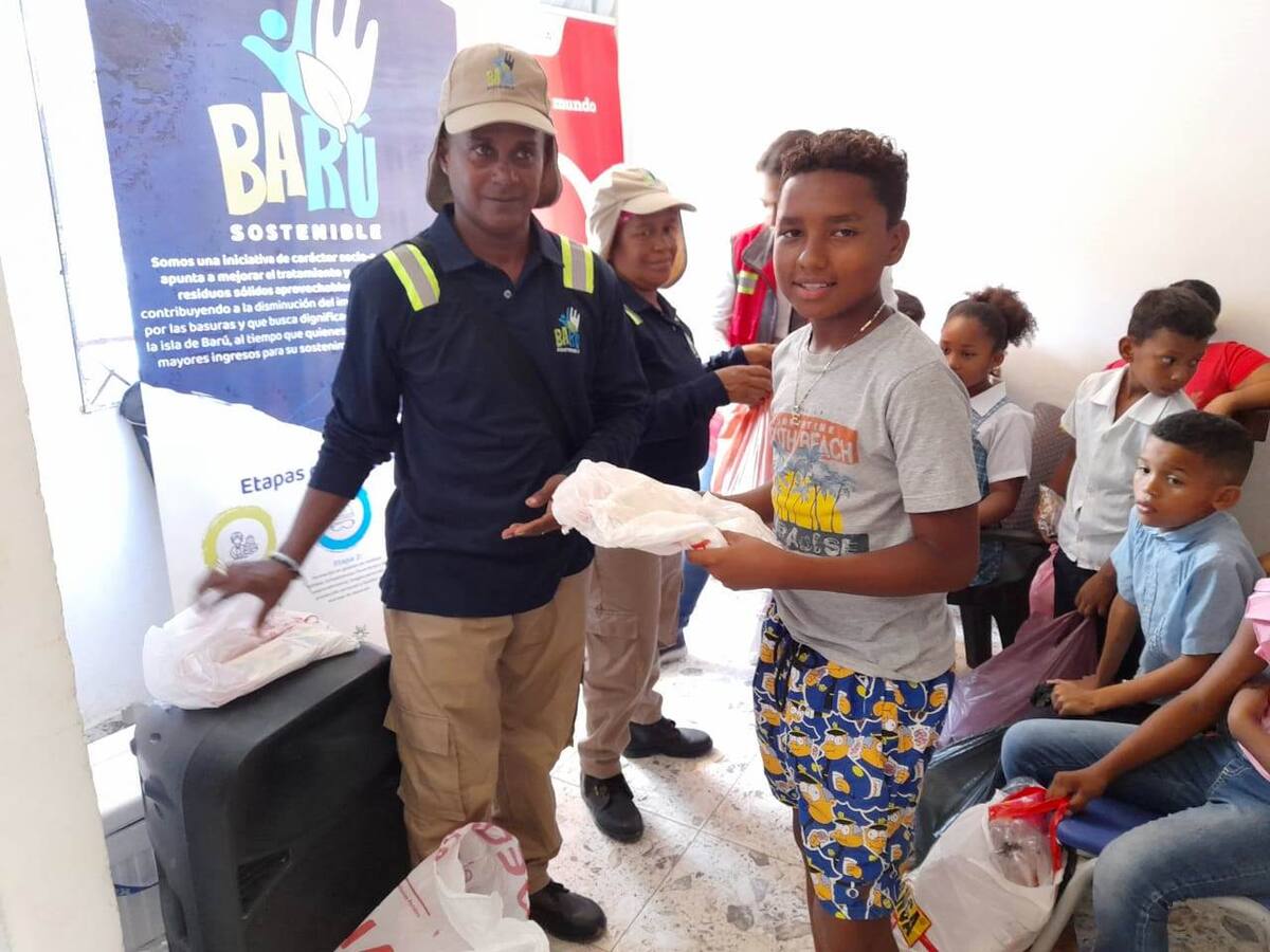 Recuperadores Amigos del programa Barú Sostenible intercambiaron kits escolares
