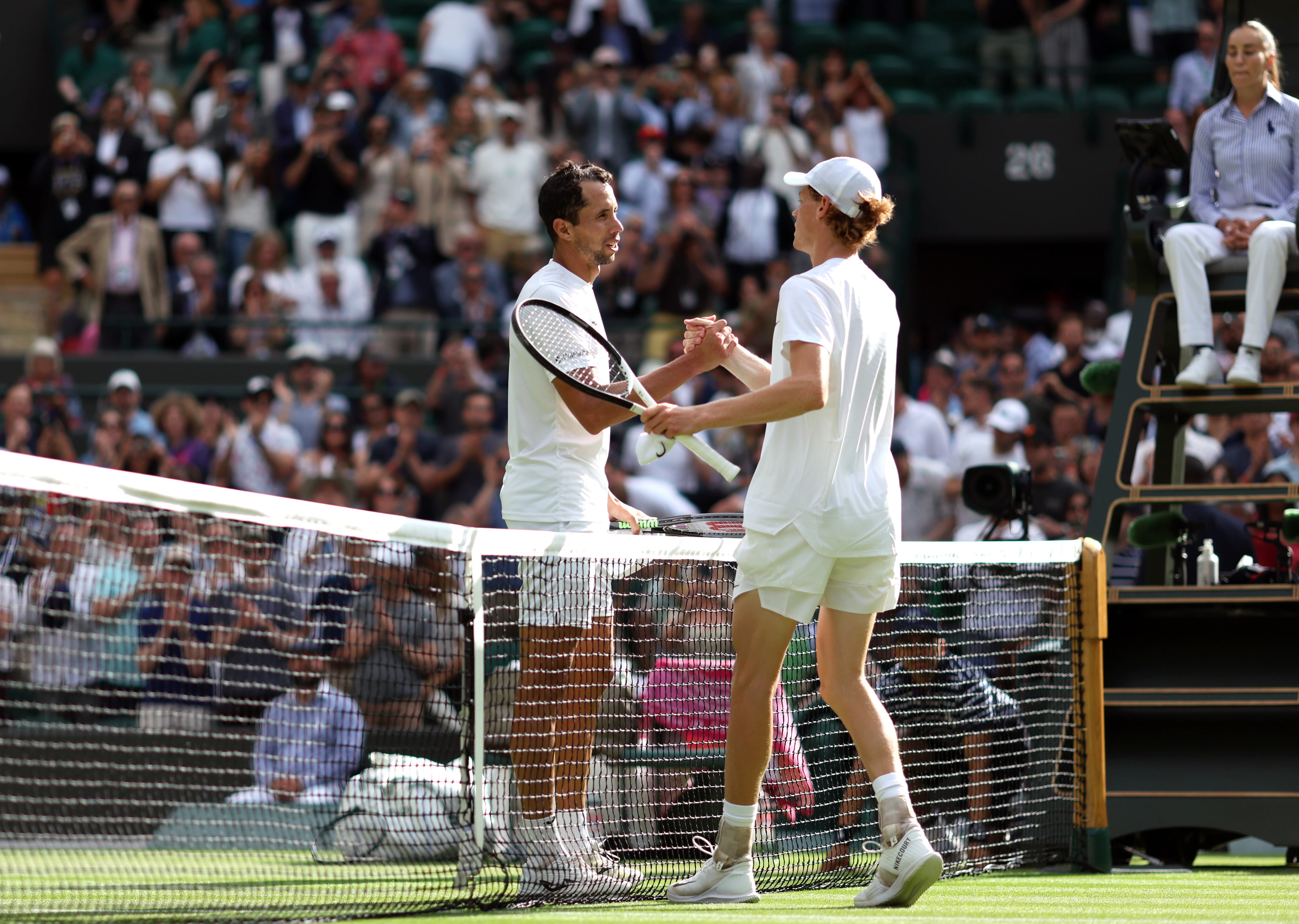 Daniel Galán se saluda con Jannik Sinner tras quedar eliminado en octavos de final de Wimbledon. (Photo by Steven Paston/PA Images via Getty Images)