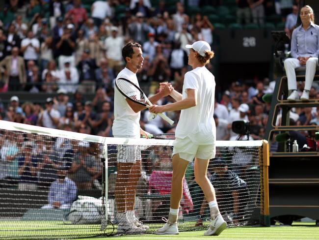 Daniel Galán se saluda con Jannik Sinner tras quedar eliminado en octavos de final de Wimbledon. (Photo by Steven Paston/PA Images via Getty Images)