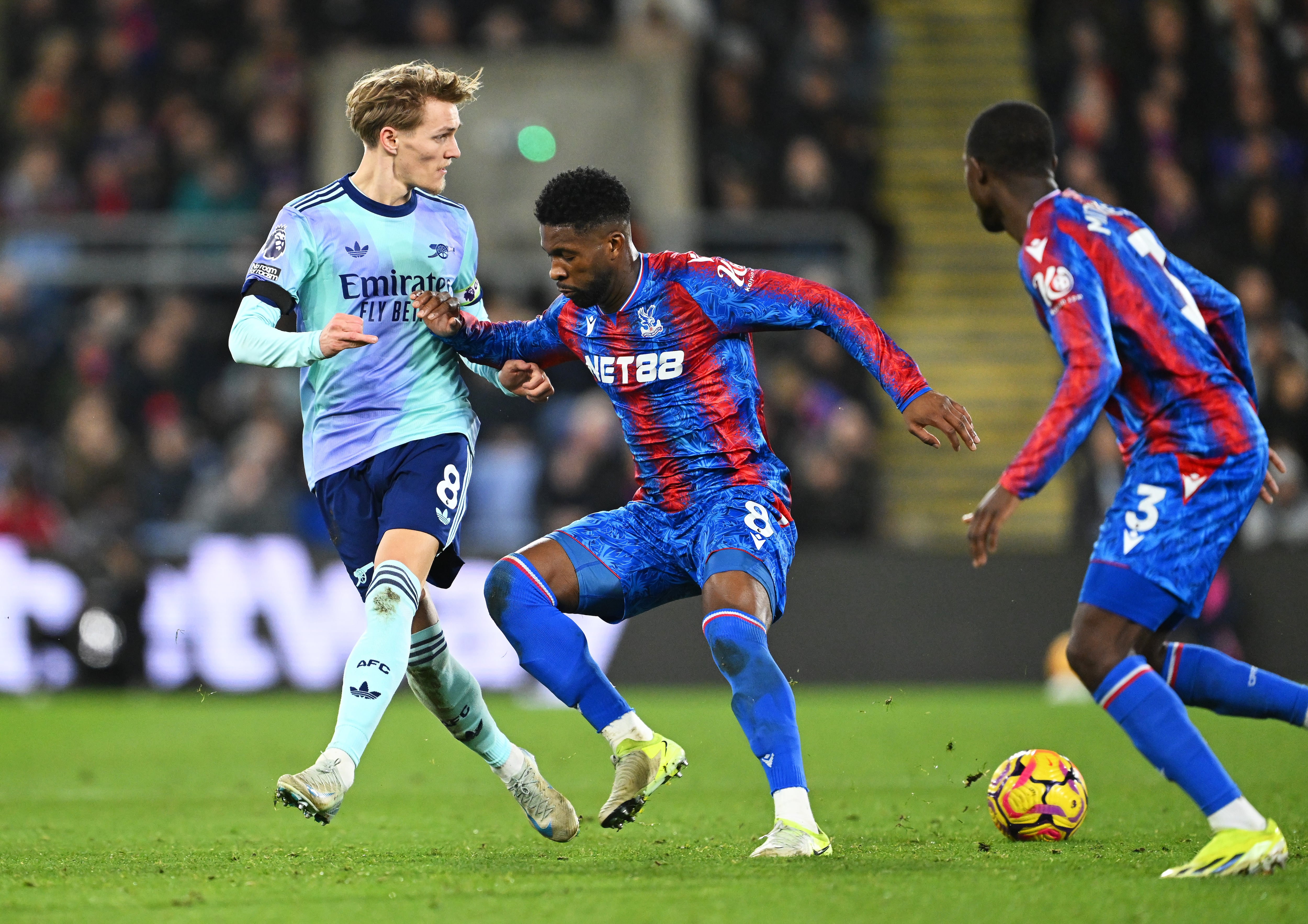 Martin Odegaard del Arsenal y Jefferson Lerma del Crystal Palace en la Premier League. (Photo by David Price/Arsenal FC via Getty Images)