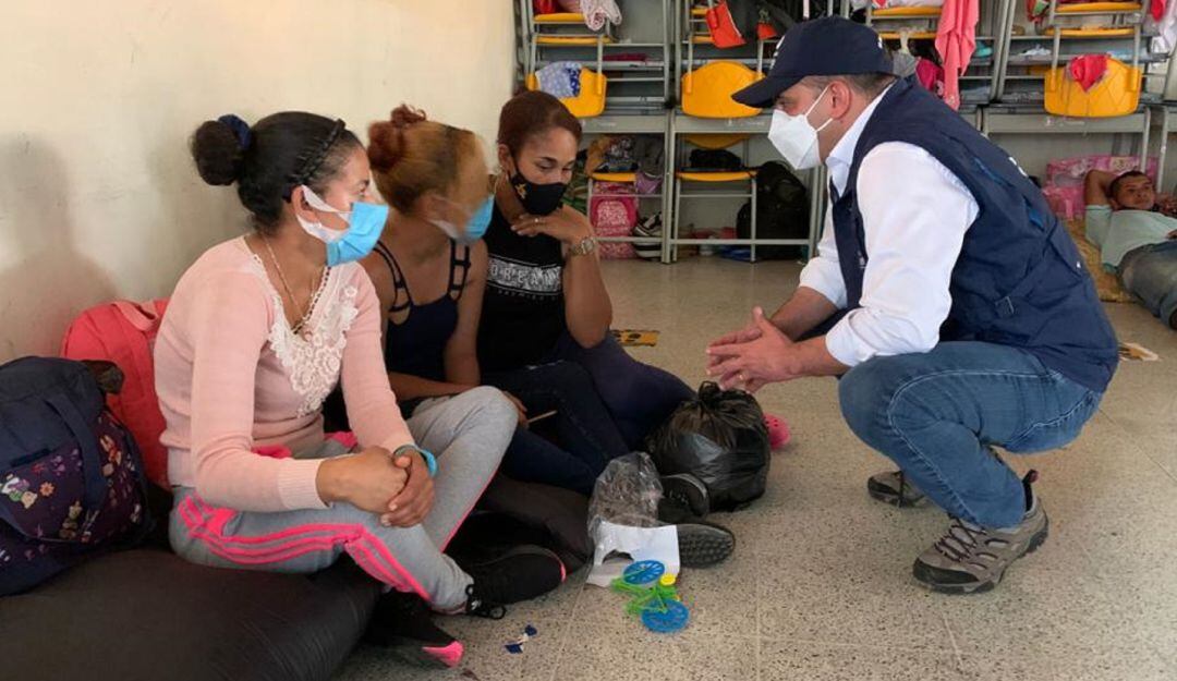 Víctimas del desplazamiento conversando con el Defensor del Pueblo Carlos Camargo 