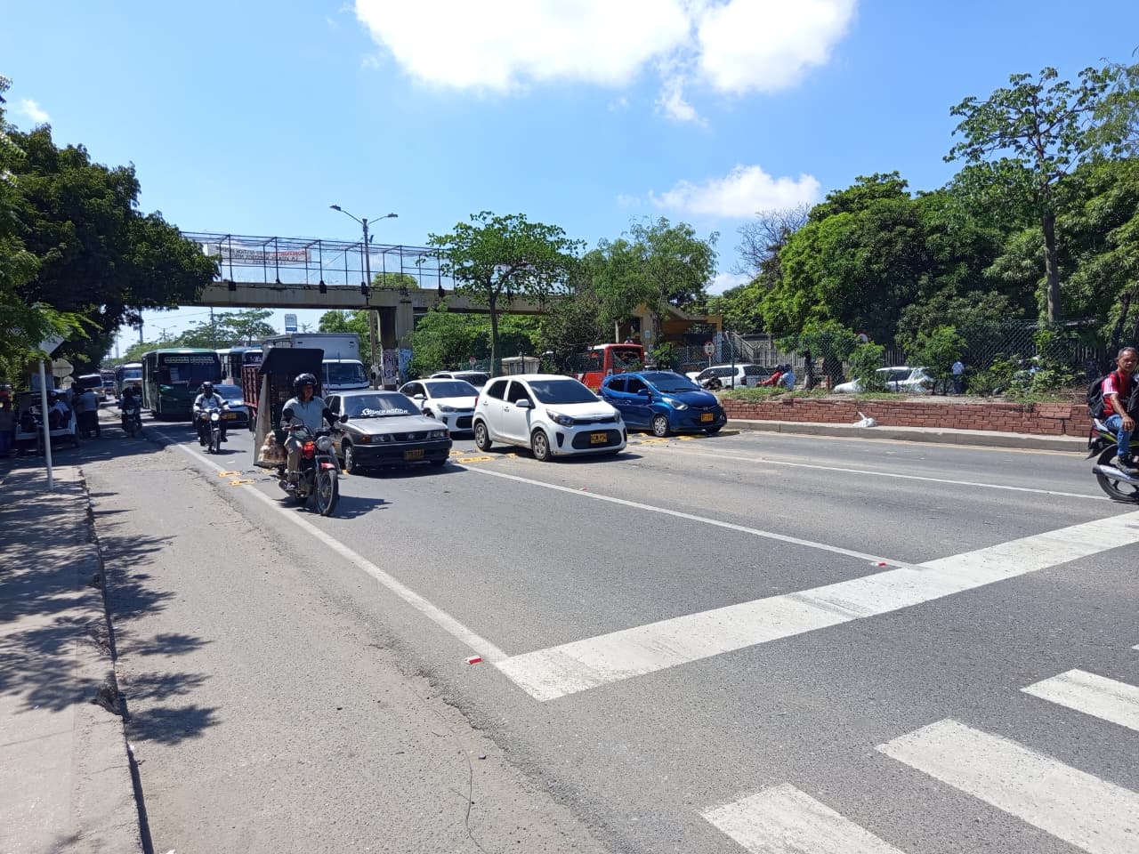 Reductores de velocidad instalados debajo del puente del INEM, en Soledad. Foto: Caracol Radio