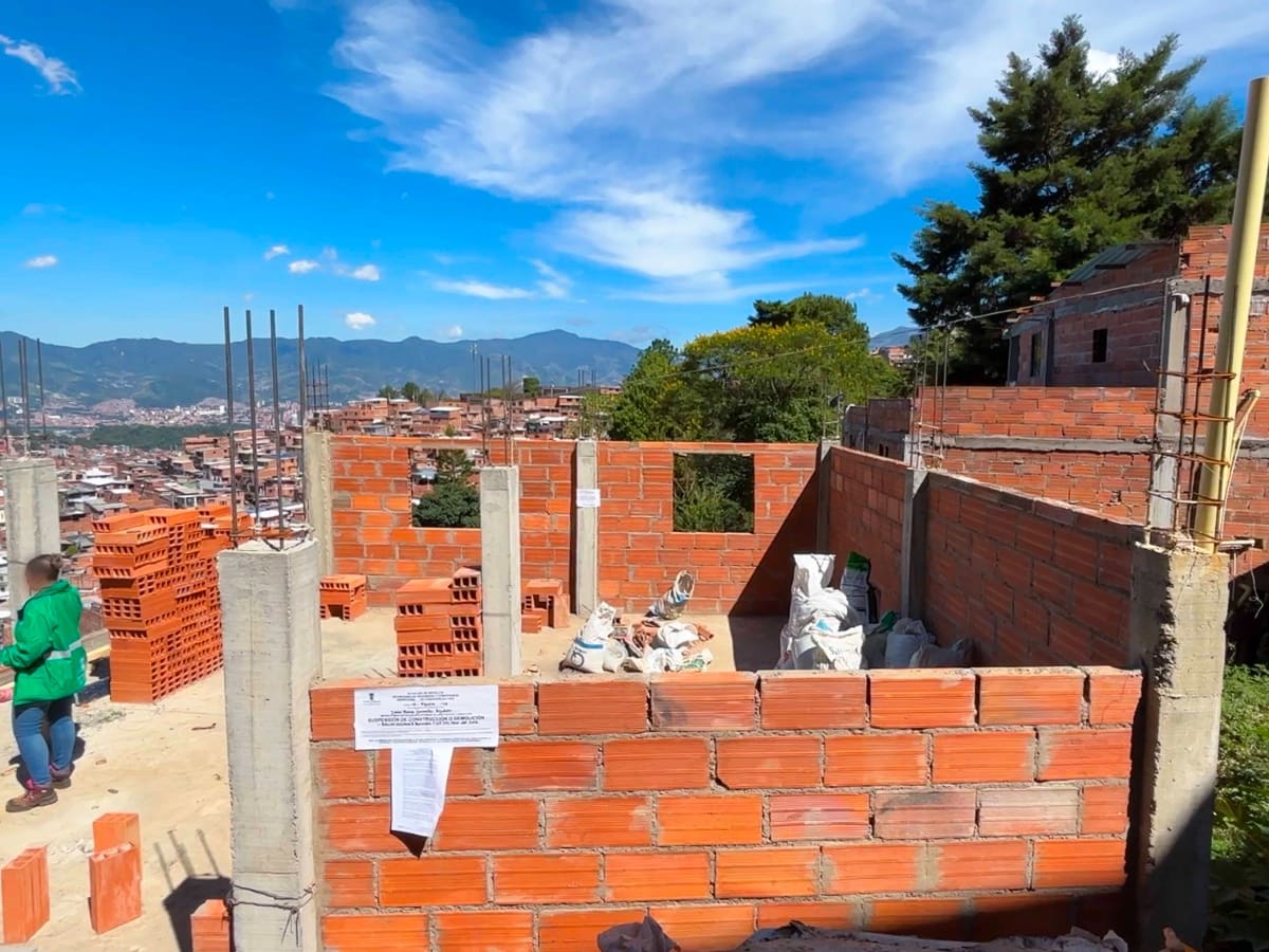 Sin licencia y en zona de alto riesgo: Alcaldía de Medellín frenó seis construcciones en Villatina