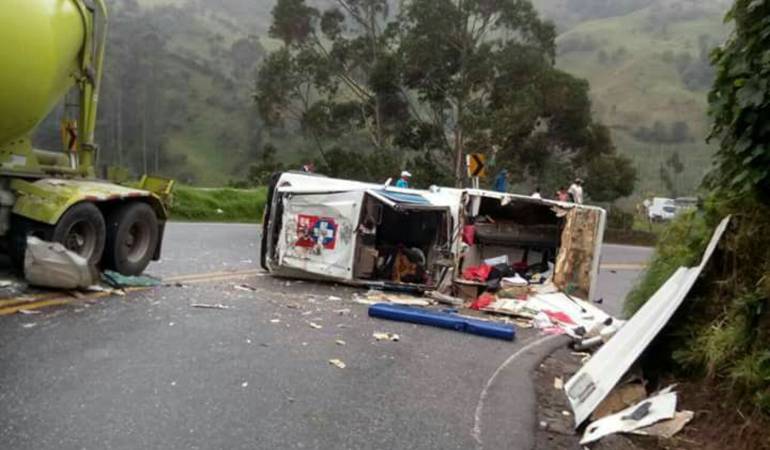 Ambulancia accidentada en la vía Bucaramanga - Pamplona.