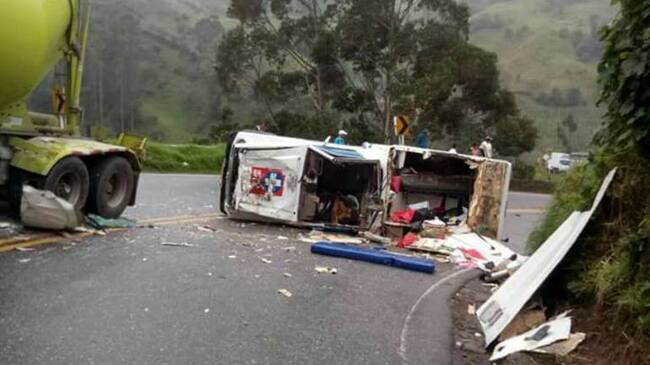 Ambulancia accidentada en la vía Bucaramanga - Pamplona.