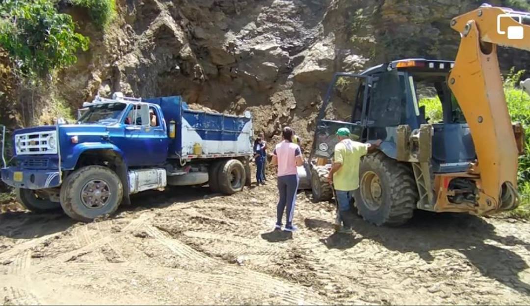 Trabajan en la remoción de tierra de las vías rurales de Aguadas, Caldas. Crédito: Alcaldía de Aguadas.
