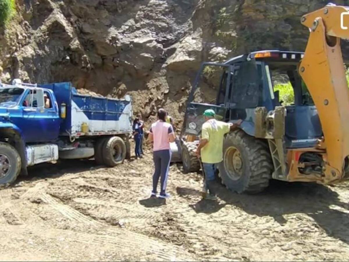 En Aguadas, Caldas, trabajan para despejar vías rurales afectadas por el invierno