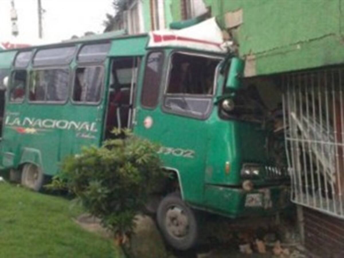 Bus colisionó contra una vivienda en Suba