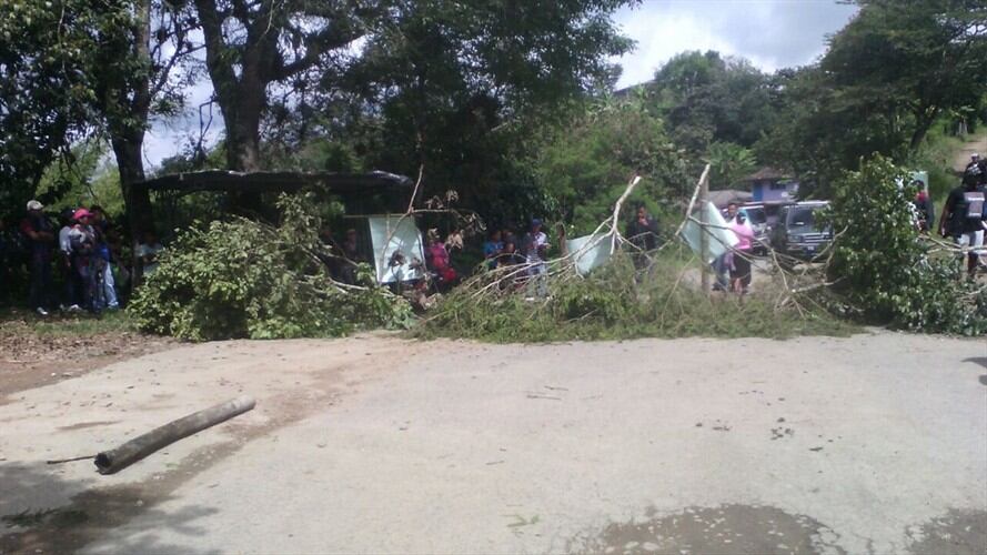 Las comunidades indígenas bloquearon las vías de acceso y rechazaron un fallo judicial que a su consideración irrespeta su Jurisdicción Especial. Foto: Cortesía Fredy Calvache