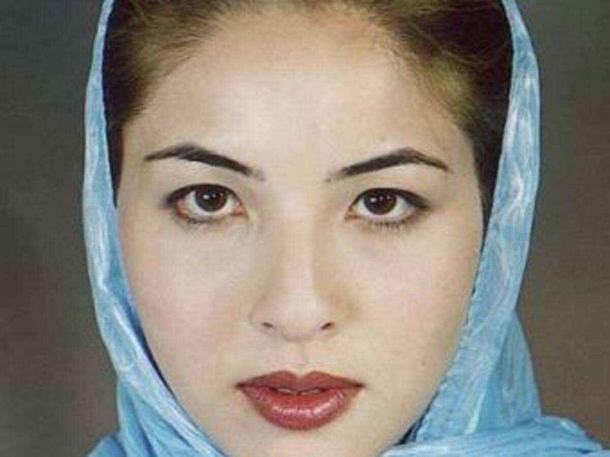 La periodista estadounidense-iraní presa en Irán inicia una huelga de hambre