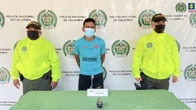 Al interior de la vivienda donde residía, le fue hallada una granada con la que pretendía perpetrar el hecho.