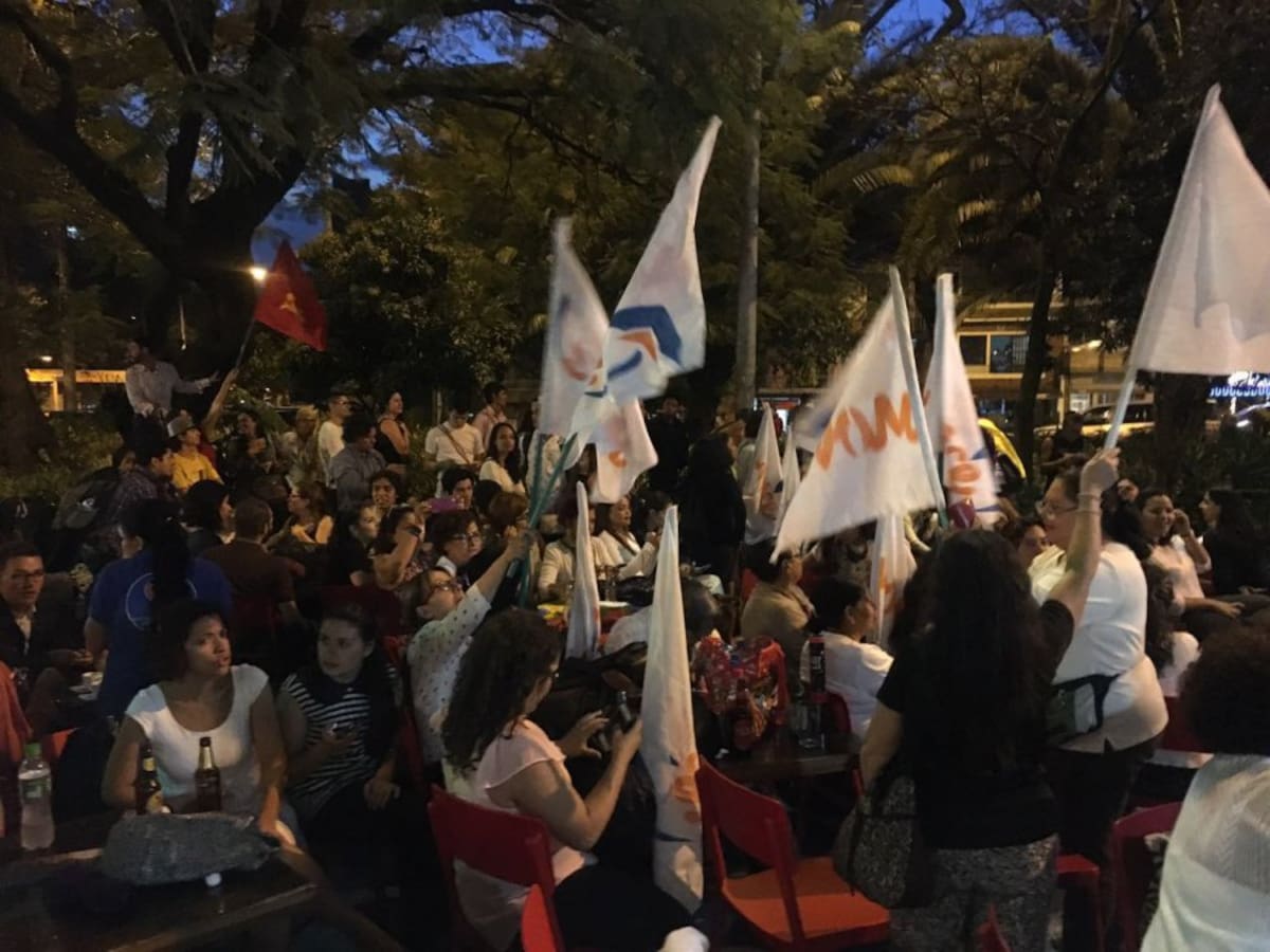 Banderas ondean en Medellín con los anuncios de las Farc y el Gobierno Nacional