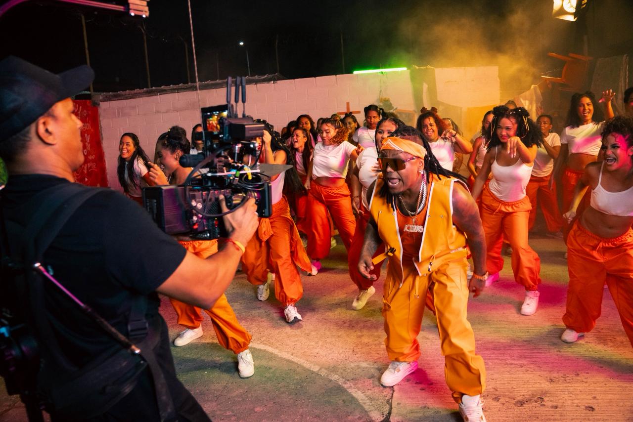 Mr. Black lanzó el álbum ZOYEE con un concierto desde la cárcel de mujeres